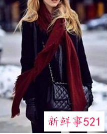 黑毛呢大衣配什么颜色毛衣