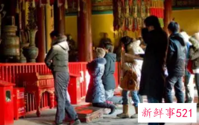 梦见很多人在庙里上香