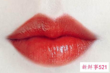 脸色偏黄适合什么颜色的口红