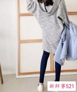 长款宽松卫衣怎么搭配下身好看