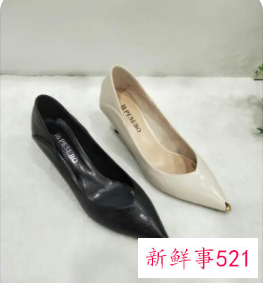 男人送情人和老婆同样的鞋