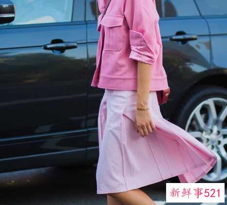 粉色外套配什么裤子好看
