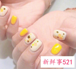 黄色指甲油显手白吗