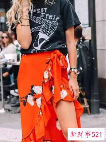 碎花半身裙怎么搭配好