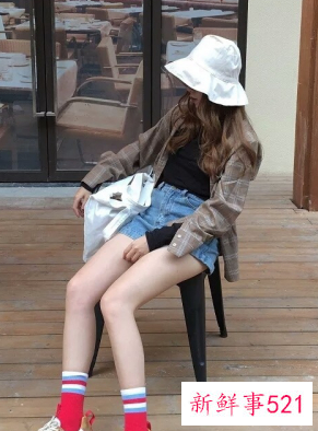 白色渔夫帽子搭配什么衣服好看