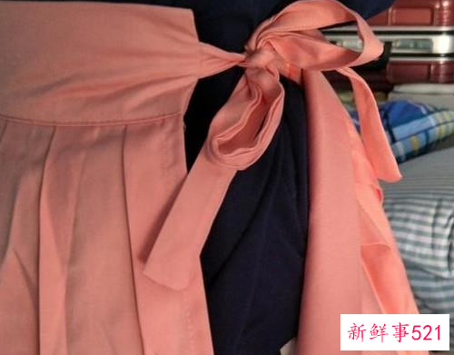 一片式打孔下裙怎么穿