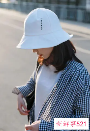 白色渔夫帽子搭配什么衣服好看