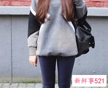 长款宽松卫衣怎么搭配下身好看