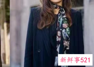 冬季丝巾穿搭黑色有帽毛衣