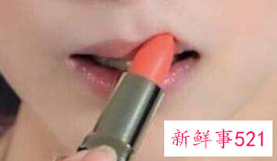 怎样涂口红不容易沾杯掉色