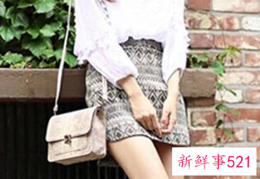 长款宽松卫衣怎么搭配下身好看