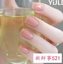 黄色指甲油显手白吗