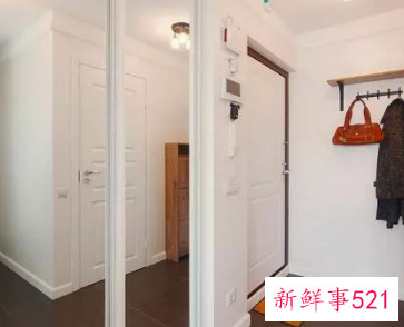 两面镜子正对着摆放