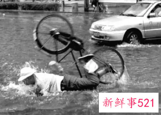 3岁男孩掉入下水道失联，窨井“吃人”现象何时杜绝