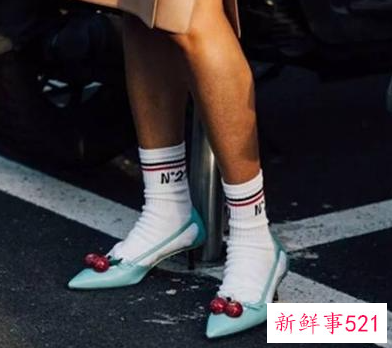 女生皮鞋穿什么袜子图片