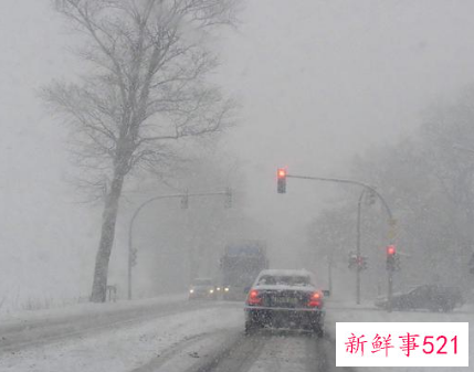 车内窗户有雾模糊怎么办