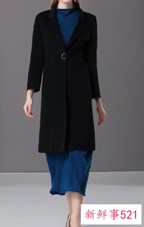 黑毛呢大衣配什么颜色毛衣
