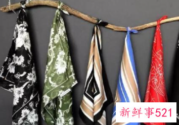 冬季丝巾穿搭黑色有帽毛衣