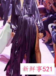 梦见自己穿裙子走秀