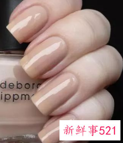 黄色指甲油显手白吗