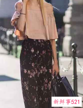 碎花半身裙怎么搭配好