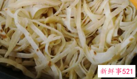 土豆丝炒饼的家常做法