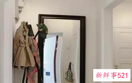 两面镜子正对着摆放