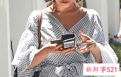 衣服圆领和v领哪个好