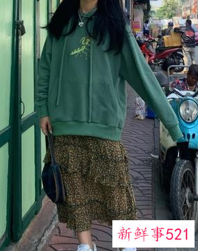 碎花半身裙怎么搭配好