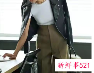 冬季丝巾穿搭黑色有帽毛衣