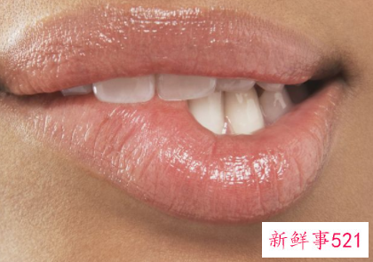 病人嘴唇干用什么