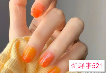 黄色指甲油显手白吗