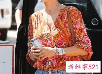 衣服圆领和v领哪个好