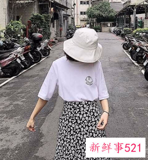 白色渔夫帽子搭配什么衣服好看