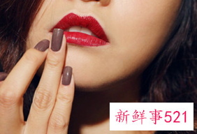 怎样涂口红不容易沾杯掉色