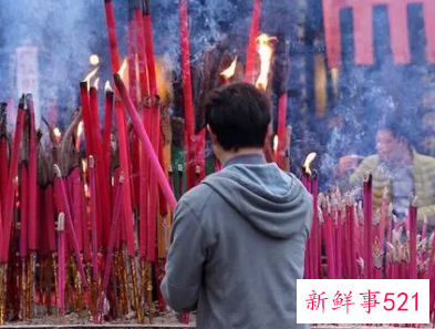 梦见很多人在庙里上香