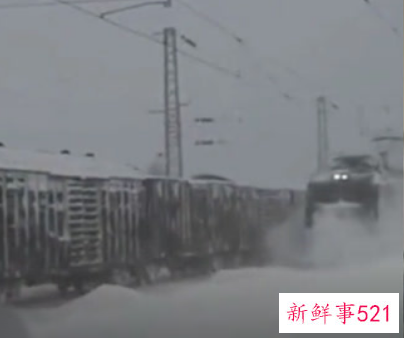 通辽火车破雪前行经过