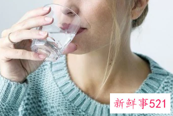 脸上脱皮干燥紧绷刺痛发红可以用芦荟胶吗