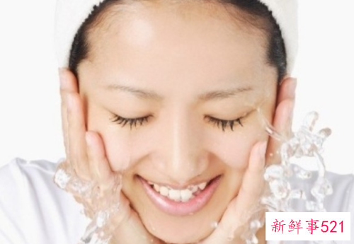 秋冬频繁洗脸越洗越油的原因