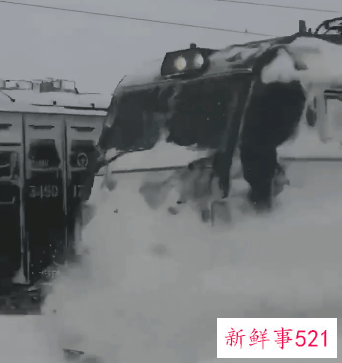 通辽火车破雪前行经过