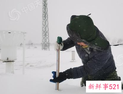 通辽火车破雪前行经过
