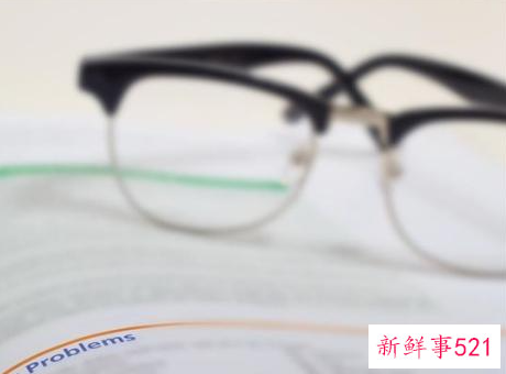 脸型瘦小的人适合什么眼镜