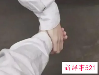 男朋友牵手大拇指一直动