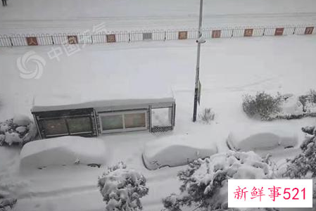 通辽火车破雪前行经过