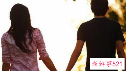 一个女生喜欢男生的表现