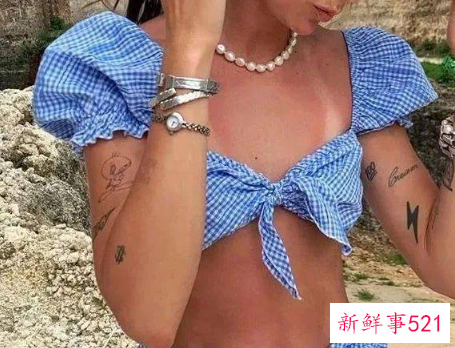 穿裙子佩戴的项链