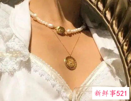 穿裙子佩戴的项链