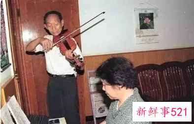 袁隆平骨灰盒被五星红旗盖着