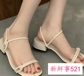 配裙子的百搭凉鞋