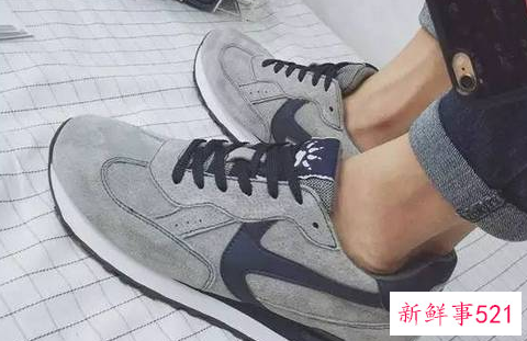 男生牛仔裤配什么鞋子